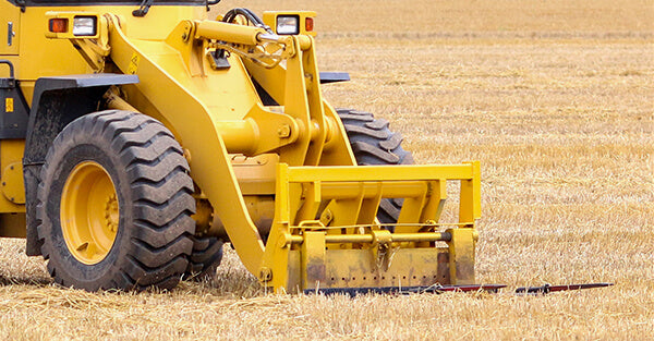 ¿Cómo elegir las horquillas para palés más útiles para su tractor?