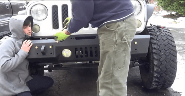¿Cómo quitar el parachoques trasero del jeep? 