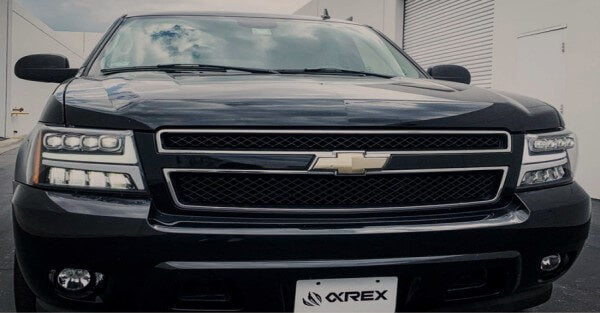 ¿Cómo instalar el conjunto de faros delanteros para Chevy Suburban/Tahoe 2007-2014?
